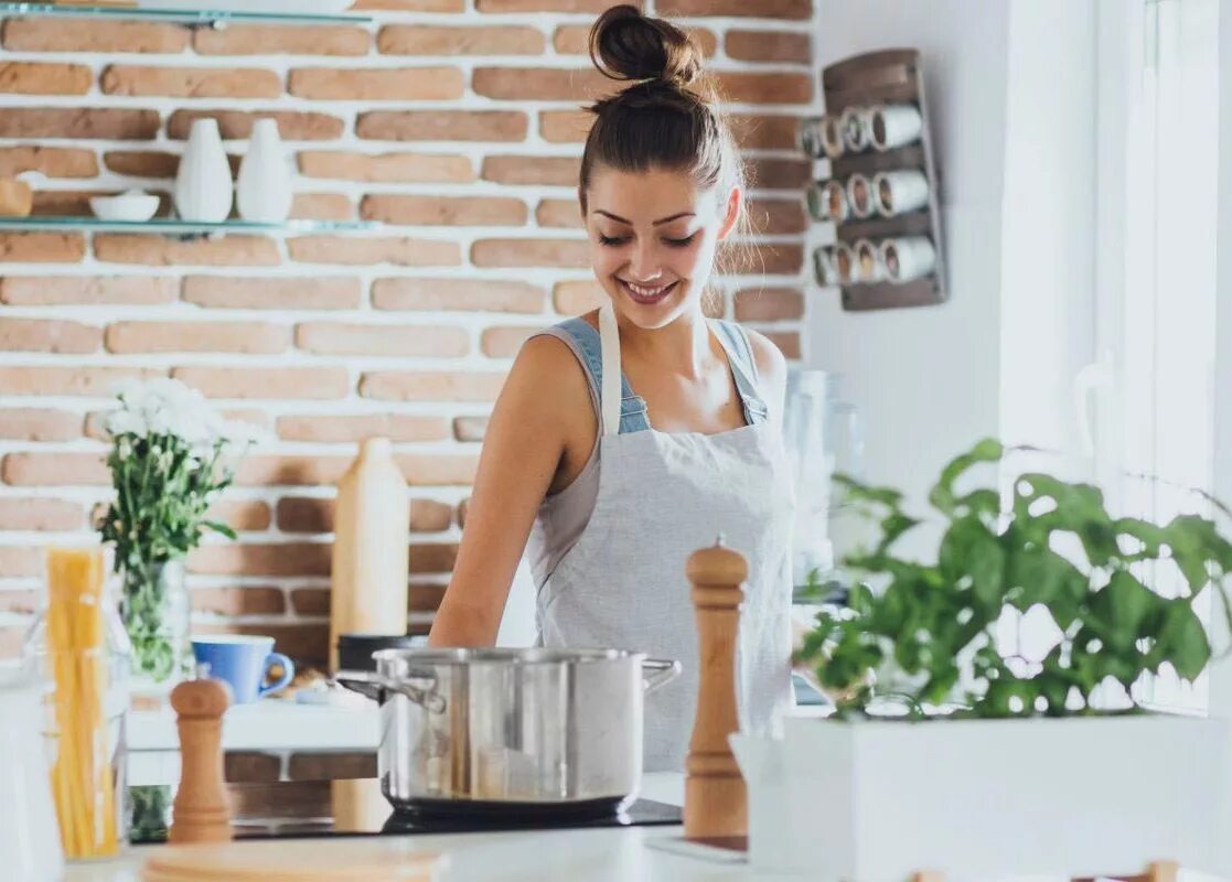 Готовят какое лицо. Готовка на кухне. Фотосессия на кухне. Хозяйка на кухне. Девушка на кухне.