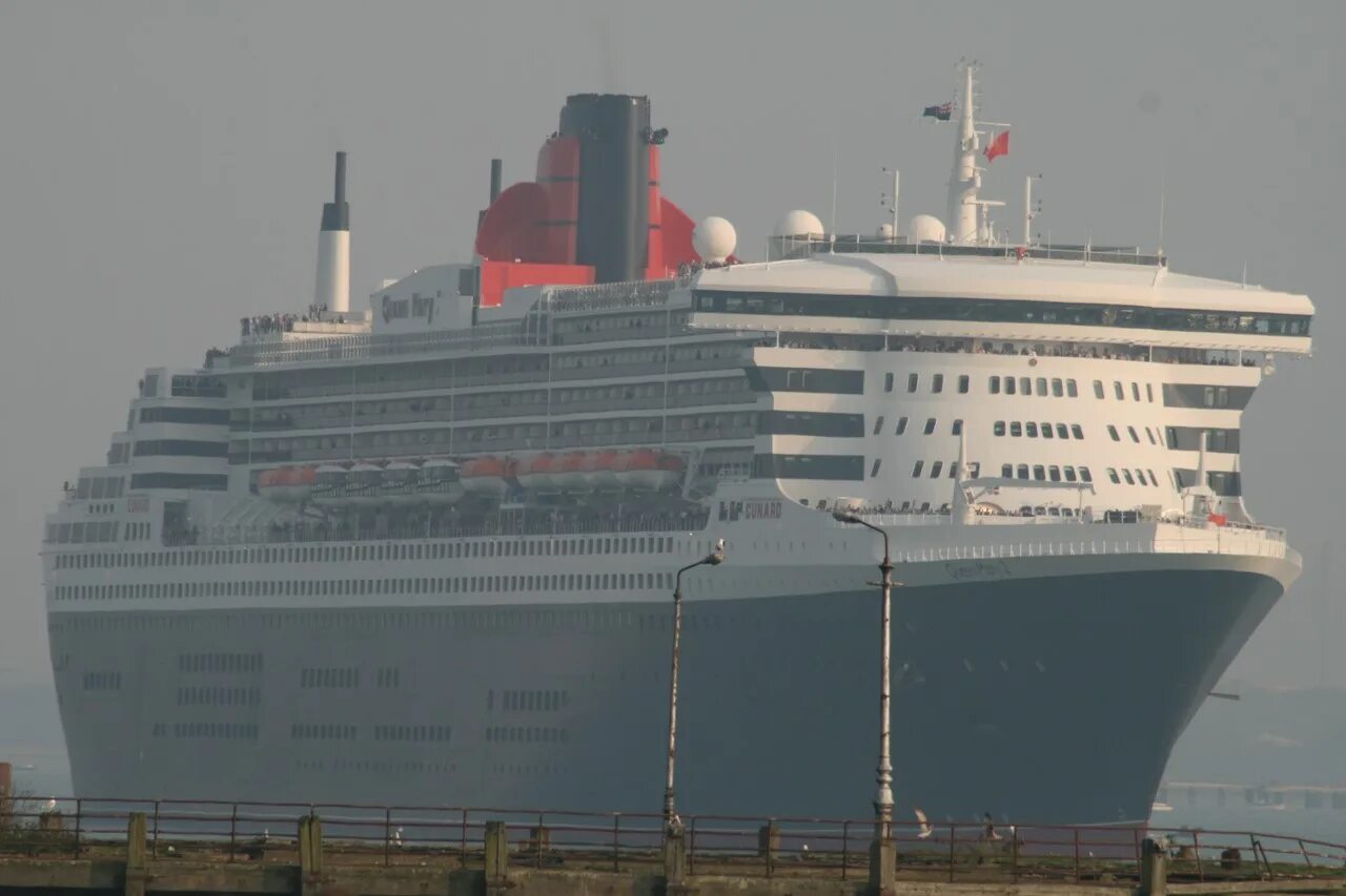 корабль оазис морей и титаник. пароход коста конкордия. оазис круизный лайнер и титаник. океанские лайнеры гиганты. самый большой корабль титаник.