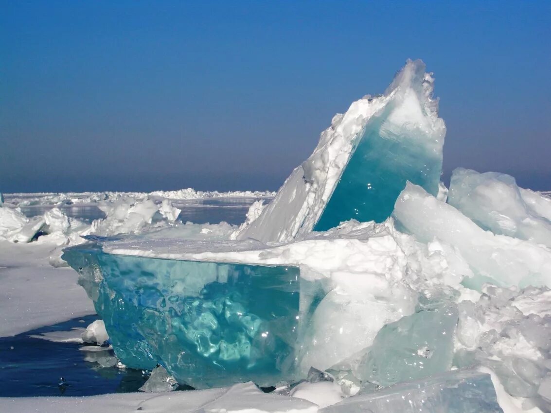 There s something in the ice. Бирюзовый лёд озера Байкал. Бирюзовый лед Байкала. Тарос лед Байкал. Изумрудный лед на Байкале.