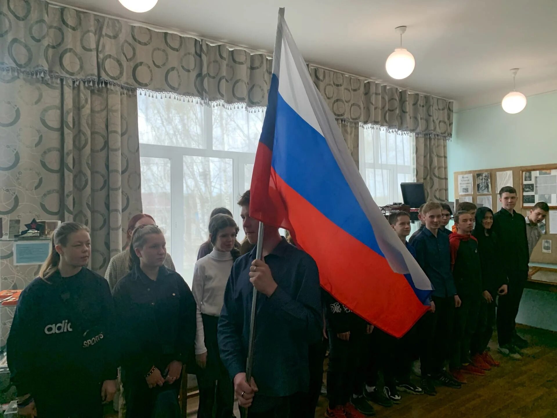 Как вынести флаг. Вынос флага. вынос флага на древке. вынос знамени видеоурок.