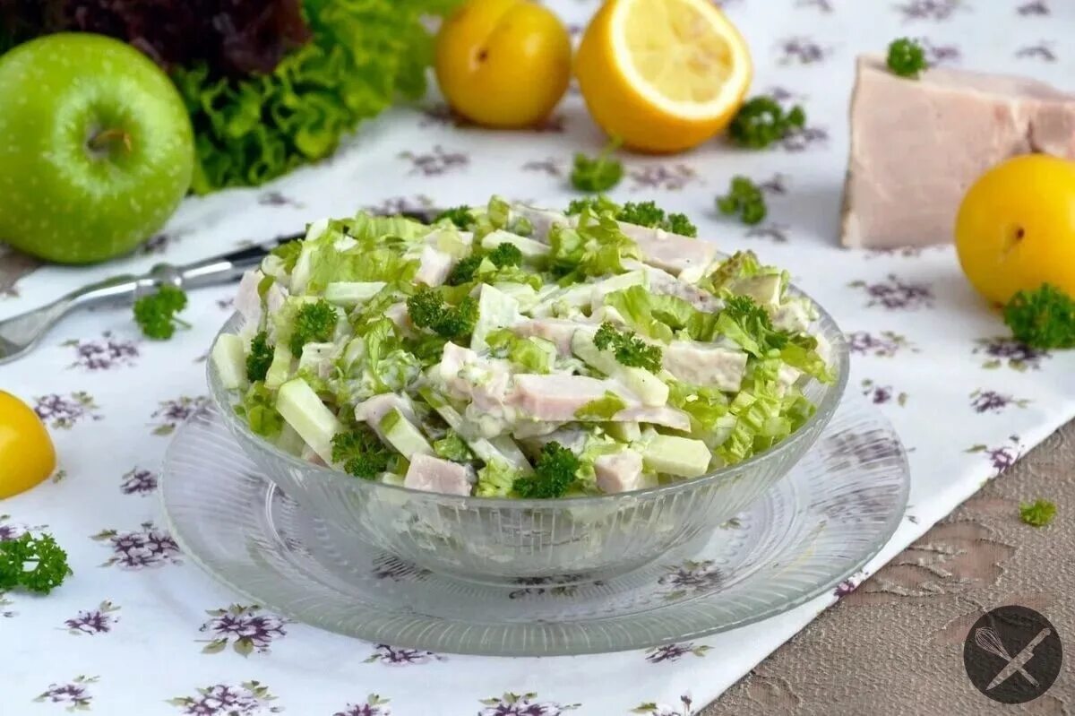 Салат с огурцами. Салат из свежего огурца. Огуречный салат. Вкусные салаты со свежим огурцом. Огурцы со сметаной.