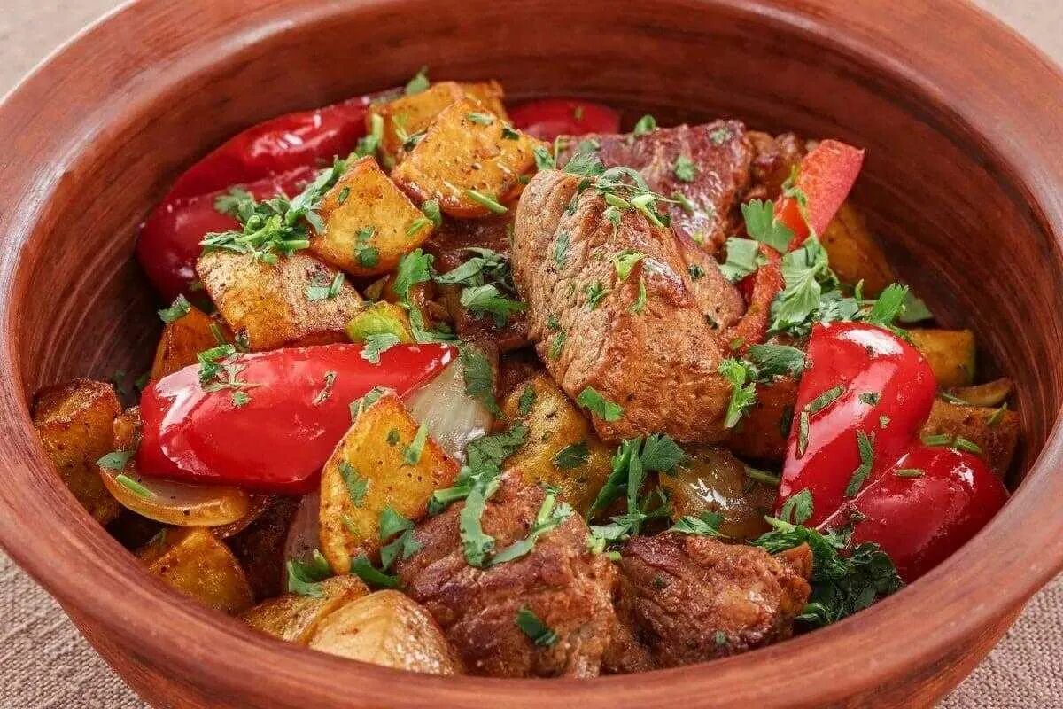 оджахури на кеци. рецепт жаркого из баранины. грузинское блюдо оджахури. баранина тушеная с овощами в казане. жаркое «по-брюссельски».