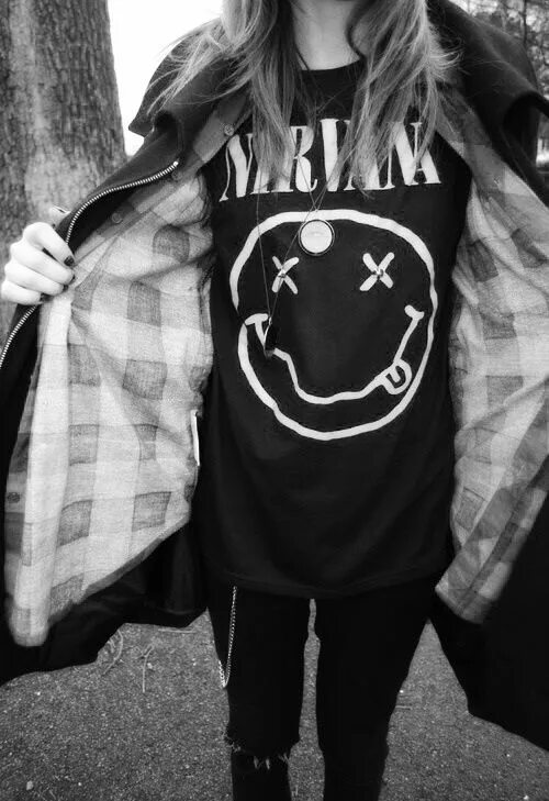 Девушка нирвана. Девушка гранж nirvana. девушка в футболке нирвана. футболка nirvana гранж. девушка в гранж стиле нирвана.