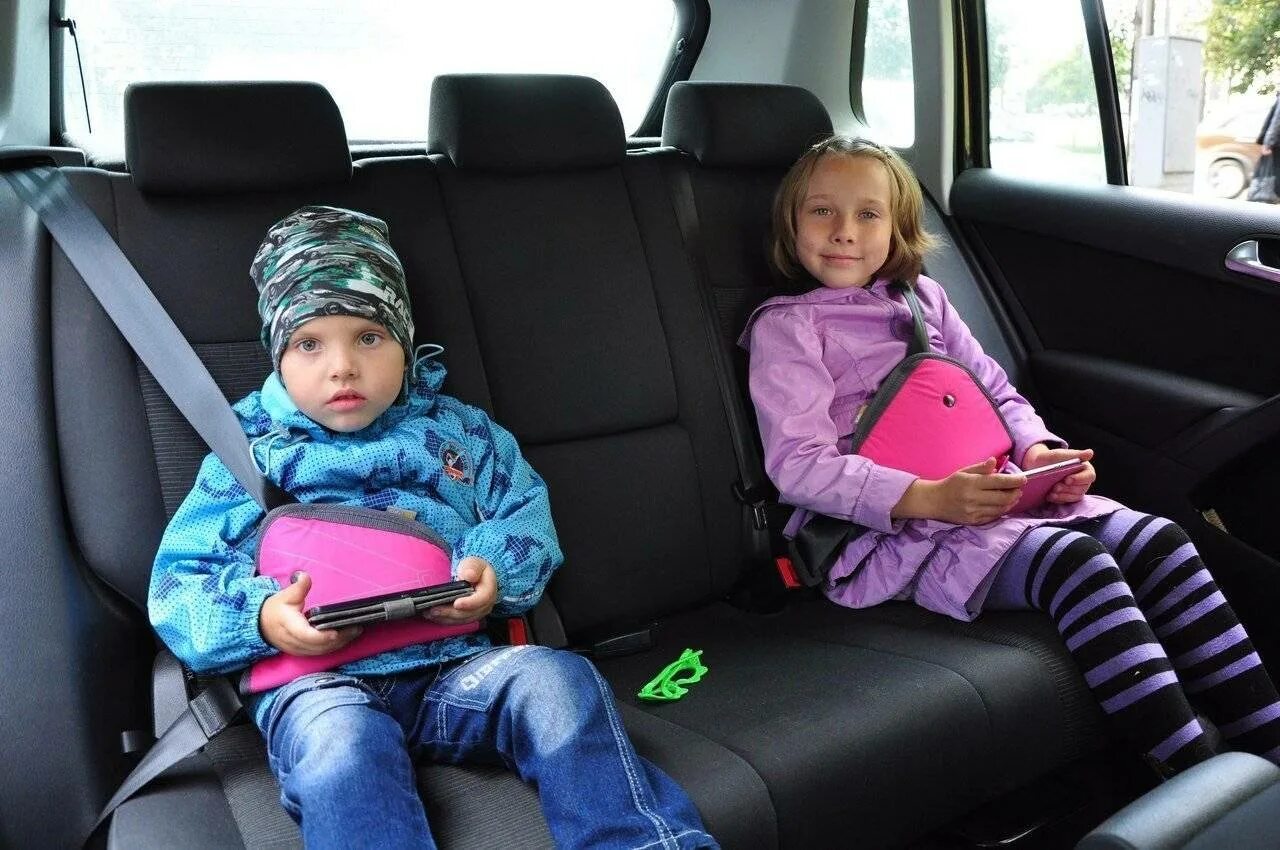 Детское кресло в машину. Кресло для детей в машину. Перевозка детей в кресле. Удерживающее кресло для детей в автомобиле. Штраф без удерживающего устройства