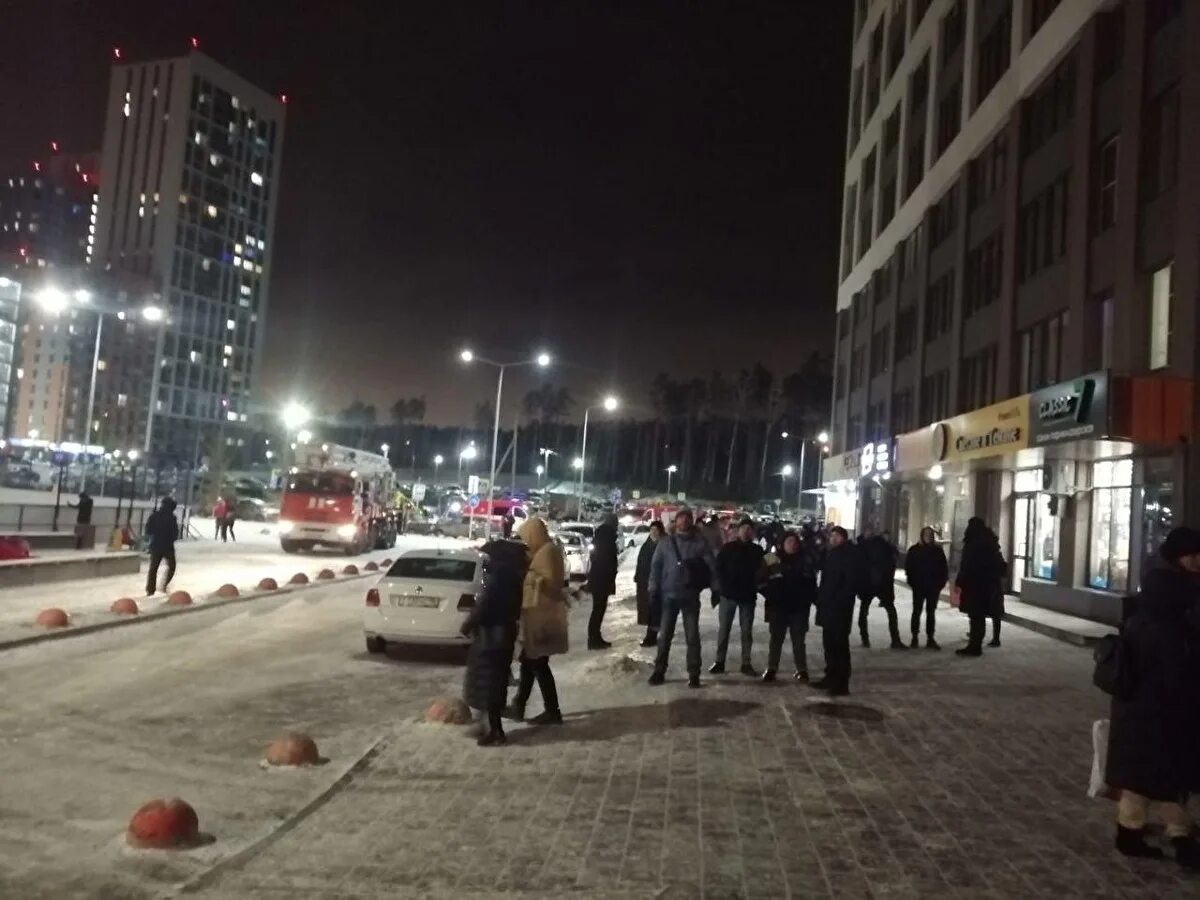 Градусы екатеринбург. Митинг екатеринбург сквер. 18 екатеринбург сейчас. Митинг в екатеринбурге сегодня. Обстановка в екатеринбурге.