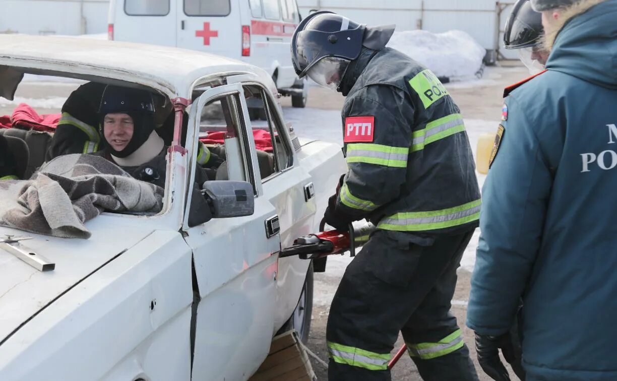 Спасение пострадавшего на базе специализированной пожарной части. Сотрудники МЧС на ДТП В Ярославской области. Мчс раненые