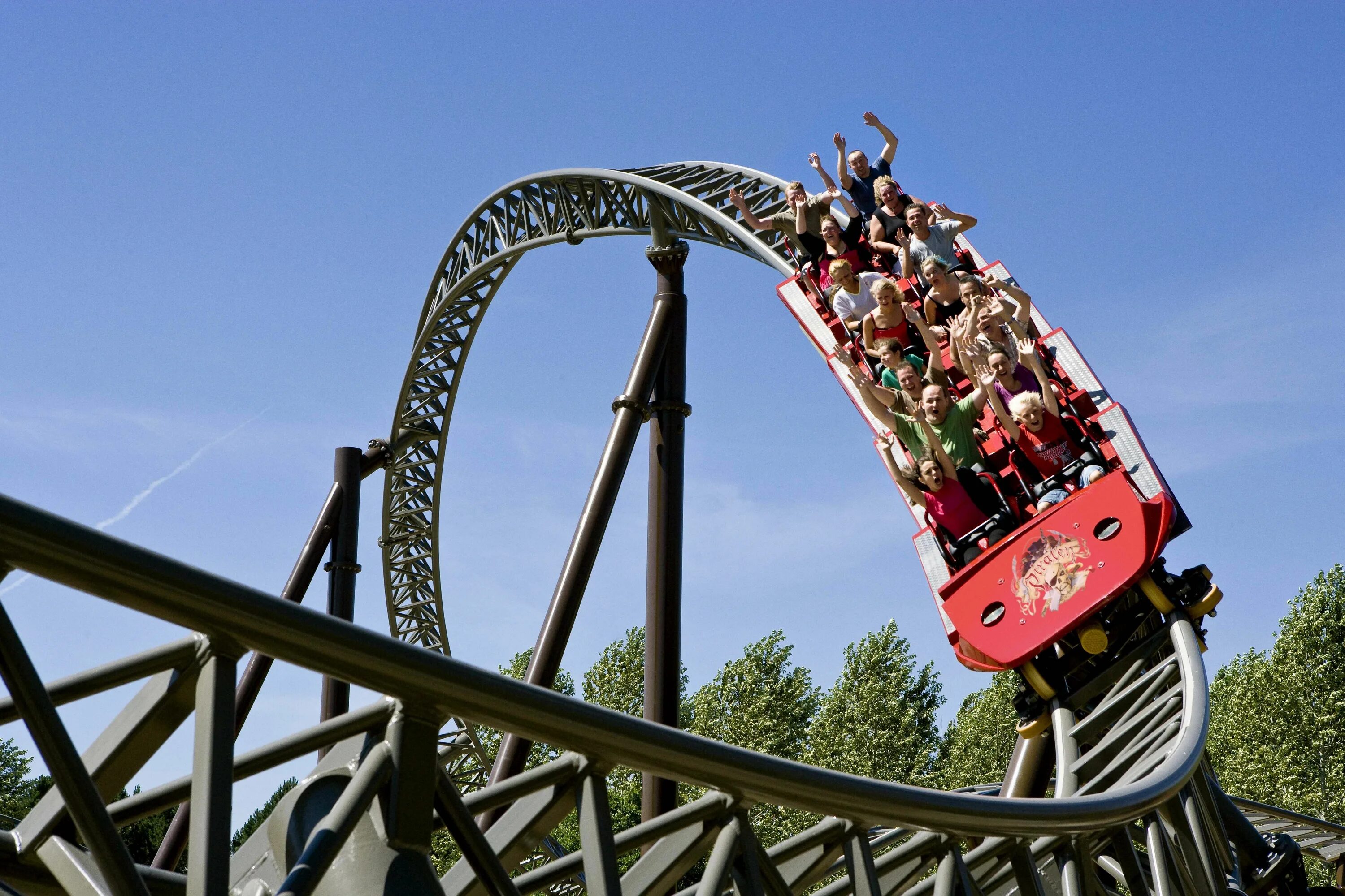 Парк аттракционов кататься. Париж Диснейленд горки горки. Roller Coaster аттракцион. Американские горки лента Мебиуса. Аттракцион “американские горки” лента Мебиуса в Москве ..