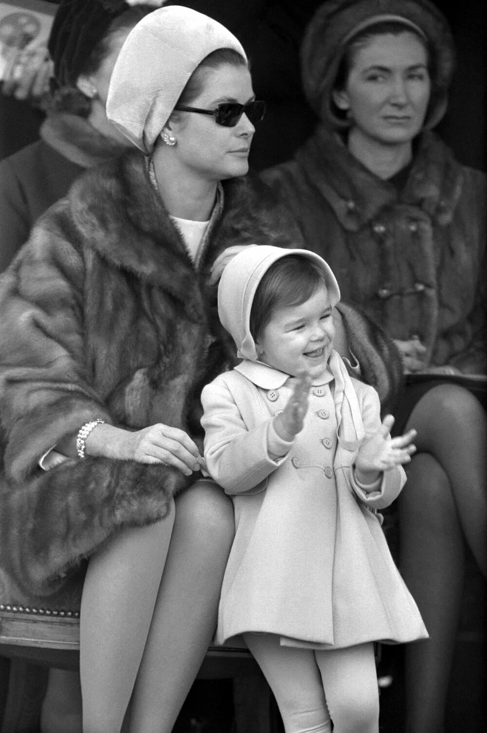 Дети грейс келли. Принцесса Монако Грейс Келли. Грейс Келли с детьми. Дети принцессы Монако Грейс Келли.