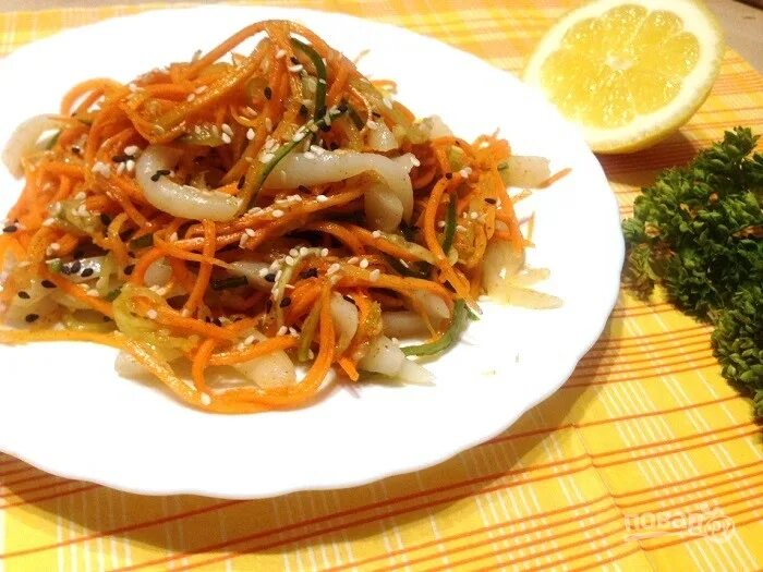 Кальмар капуста рецепт. Морковь по-корейски с кальмарами. Салат с кальмарами и корейской морковью. Корейский салат с кальмарами. Салат с кальмаром и корейской морковкой.