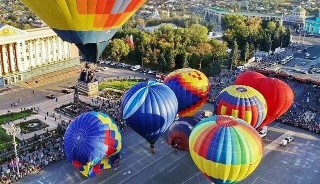 Гигантский воздушный шар. Шары над курском. Утро курск. Озерки летательный шар. Шары над курском.