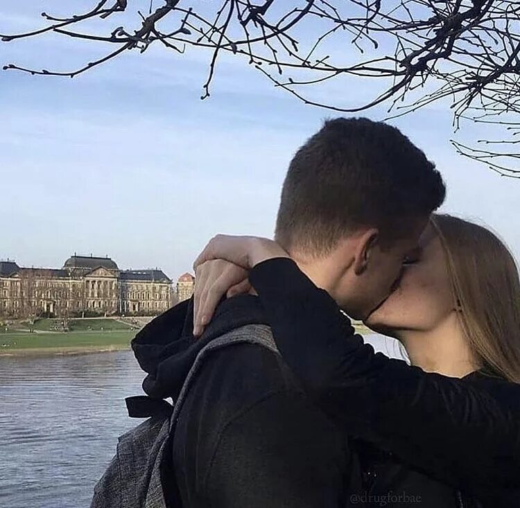 Пацан е девушку