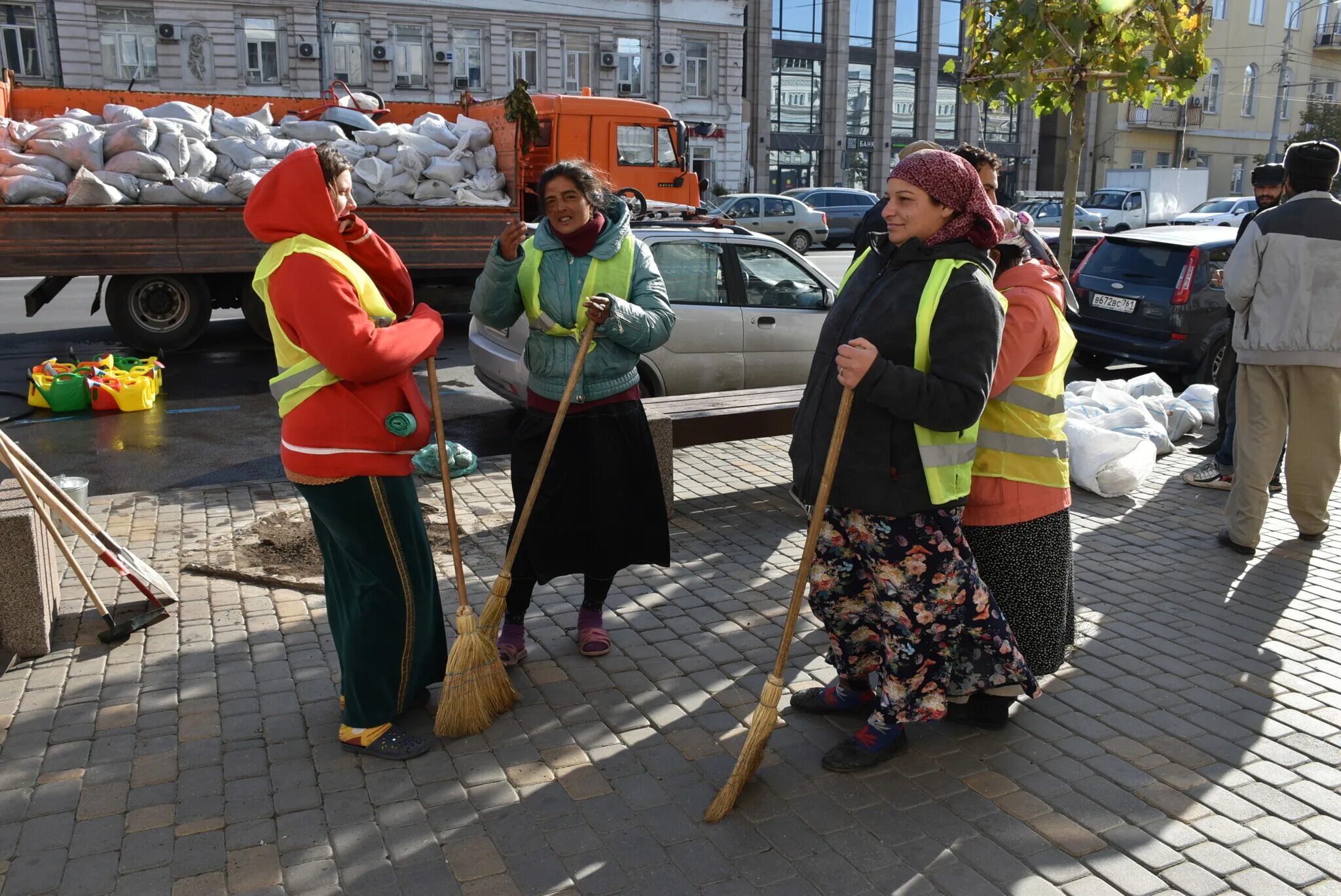 дворник метет улицу. женщина дворник. вакансий дворники ростова. дворник нижний новгород. цыганские дворники.