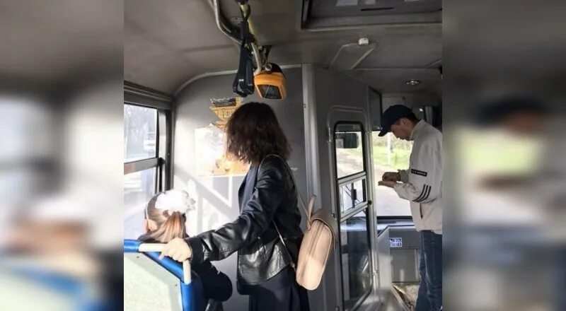 На остановке общественного транспорта подростки нецензурно. Работа на автобусе автобазах Алматы.