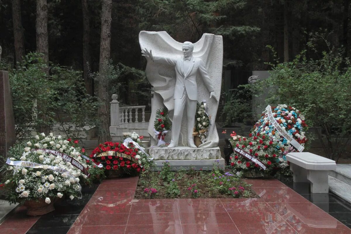 Памятник Магомаеву в Баку. Памятник Муслима Магомаева в Баку. Могила Муслима Магомаева в Баку. Песни магомаева в память о погибших