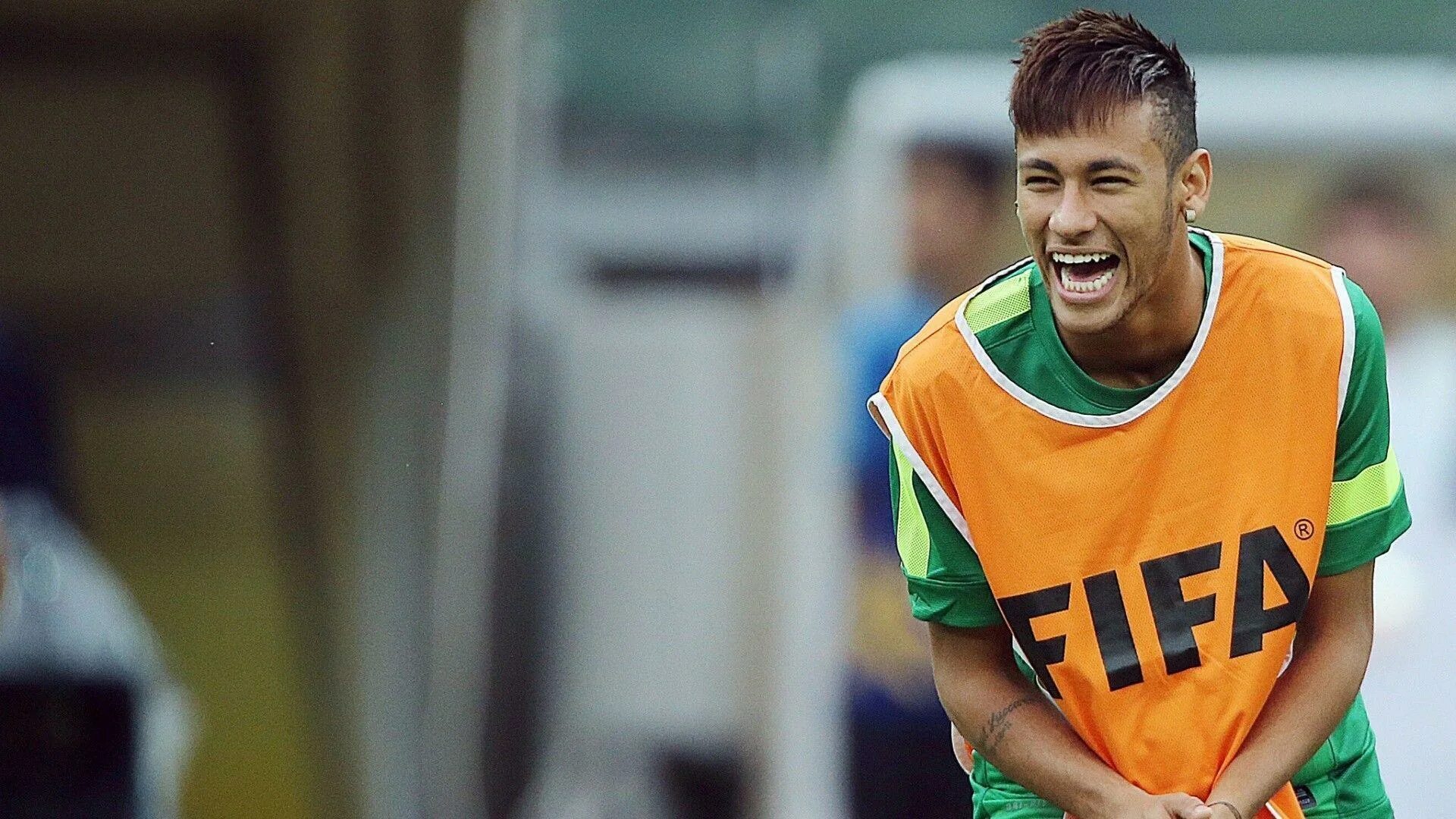 Каким номером играет неймар. Neymar jr. неймар смеется. неймар возраст. неймар никита.