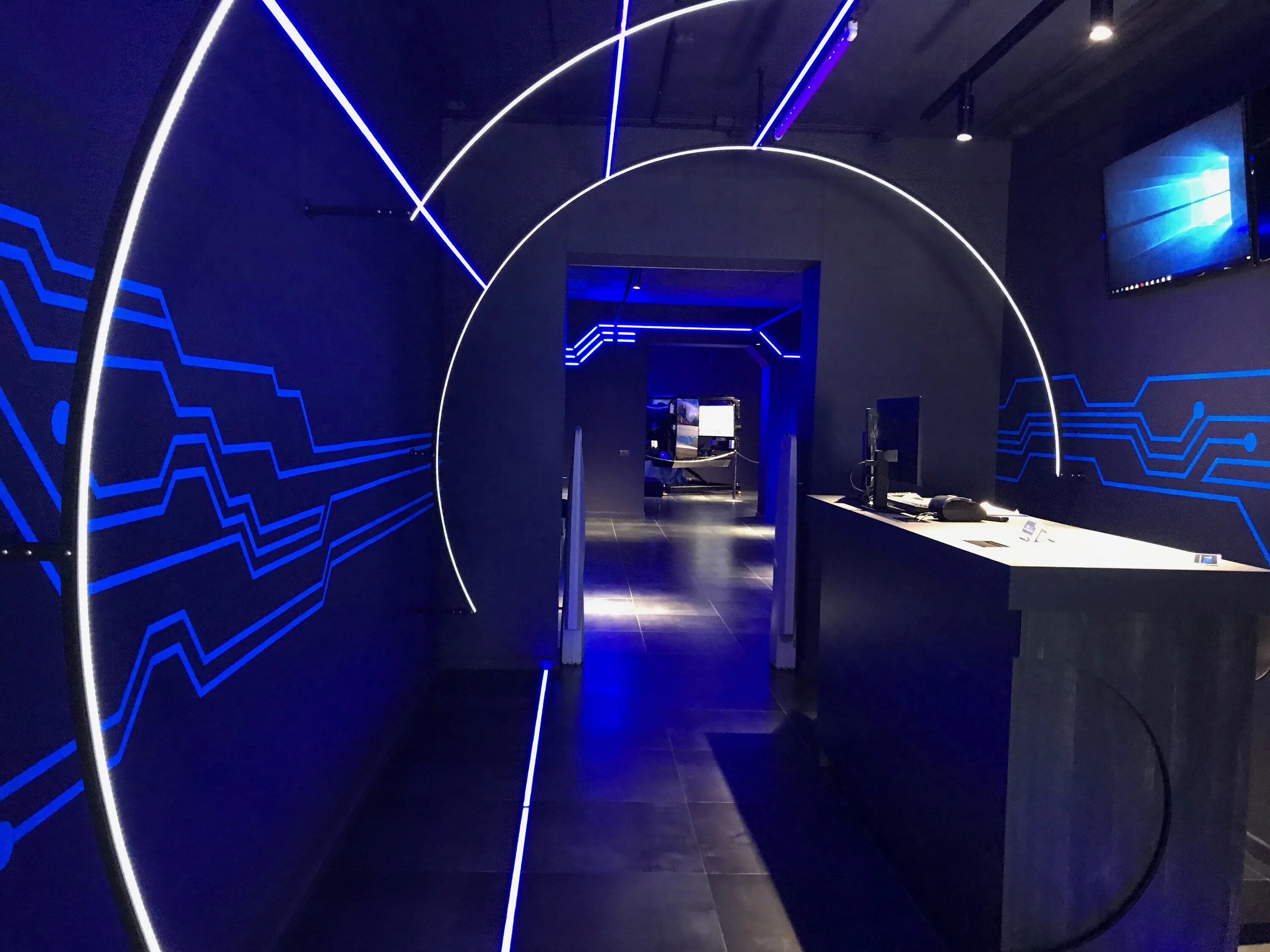 бутик виртуального искусства. комната с голограммами. первое виртуальное место. первое место виртуальной реальности. первое виртуальное место.