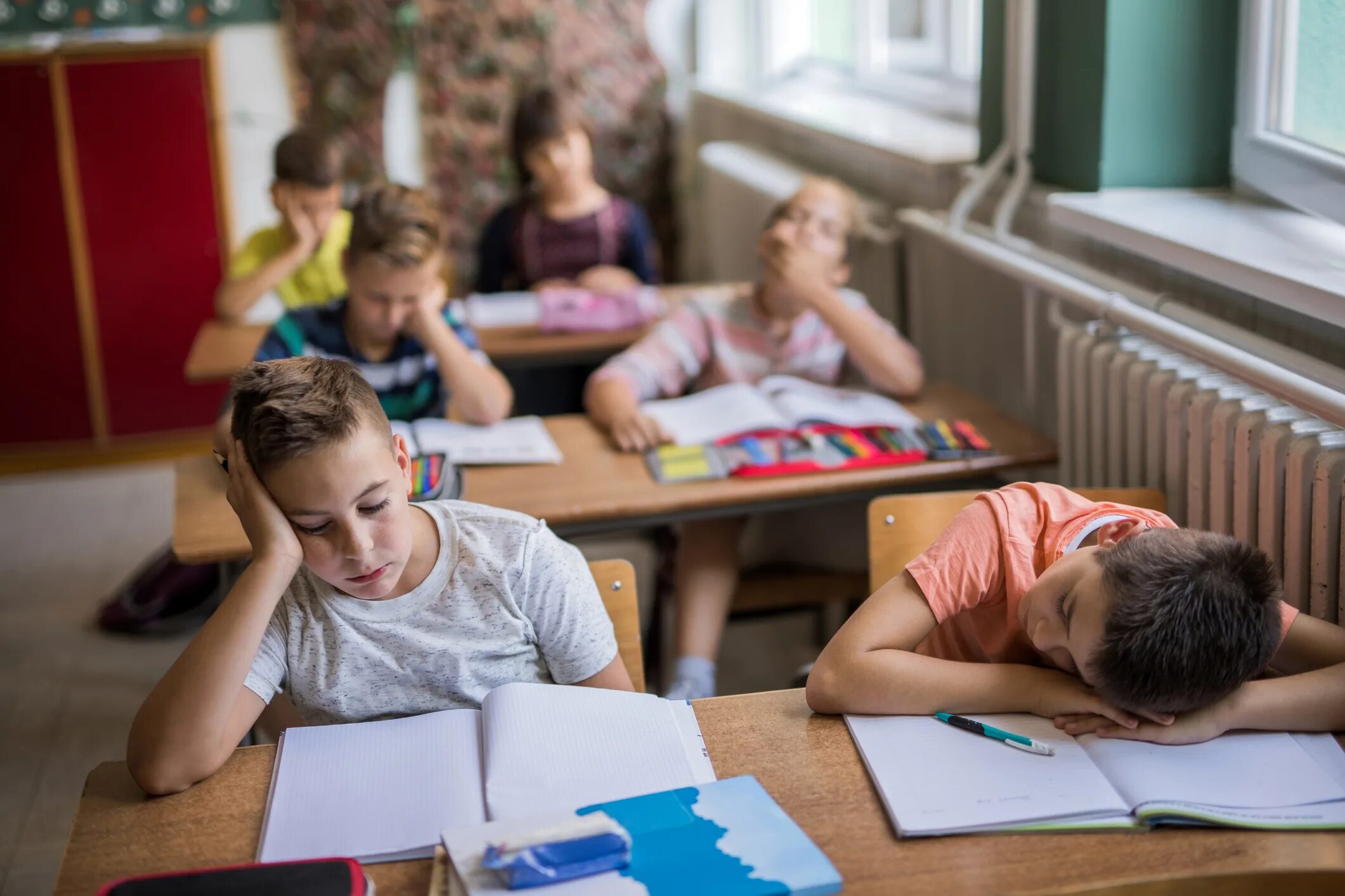 The students are the lecture. Дети в классе. Школьники на уроке. Класс с учениками. Скучный урок в школе.