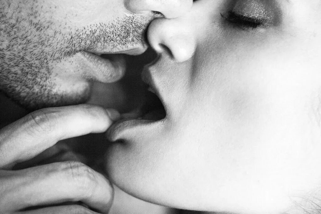 Девушка кусает парня за язык. Кусает за губу. Девушка кусает губы парню. Девушка кусает парня за губу. Нежный поцелуй.