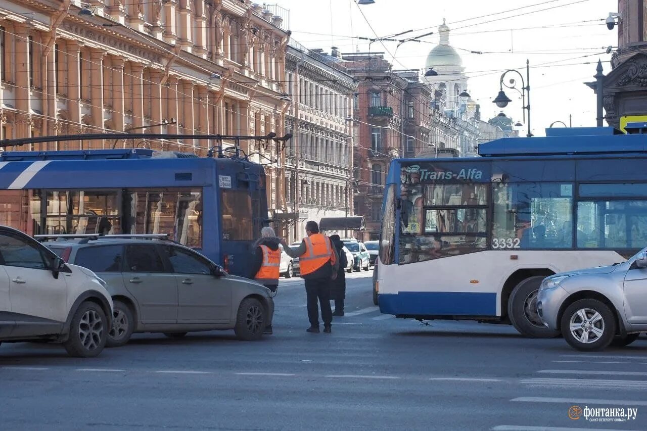 Эвакуация в метро. Очередь в метро. Поезда на синей ветке метро. Вагоны на синей ветке. Спб сбой сегодня.