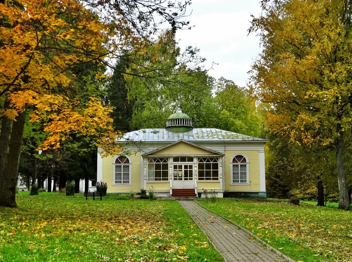 Ботик петра первого переславль. Ботик Петра Переславль-Залесский. Ботик Петра 1 Переславль Залесский. Переславль-Залесский музей Ботик Петра. Ботик Петра i (музей-усадьба).