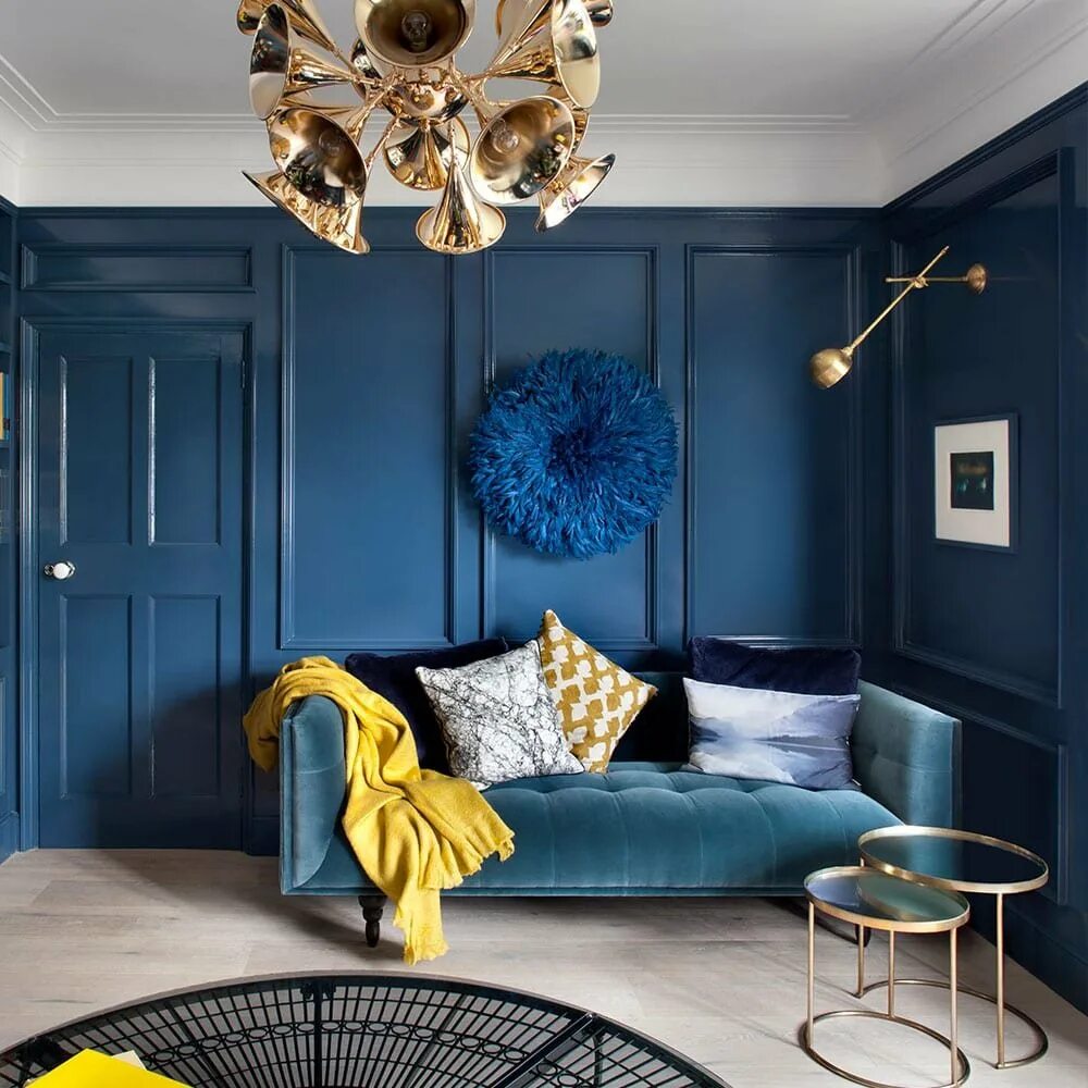 Комната в синих тонах интерьер. Индиго в интерьере. Dulux 10bb 09/250. Индиго в интерьере. Стиль индиго в интерьере.