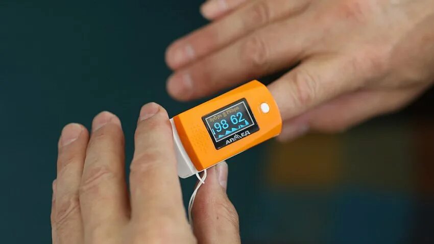 Пульсоксиметр на палец армед. Mi band 5 пульсоксиметр. пульсоксиметр оранжевый. лучшие пульсоксиметры для дома. гаджеты для здоровья 2025.