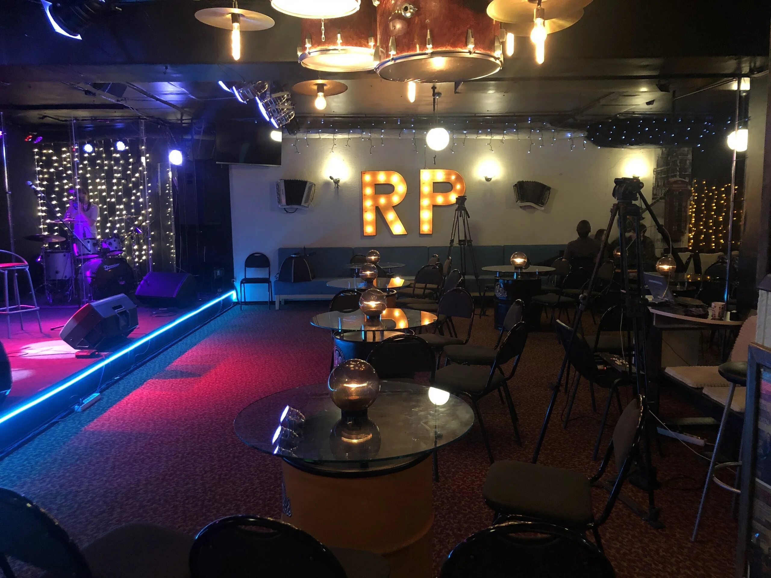 Real people club. Космический шрифт. Пипл ростов. Клуб 28 фото. Клубы новосибирска.