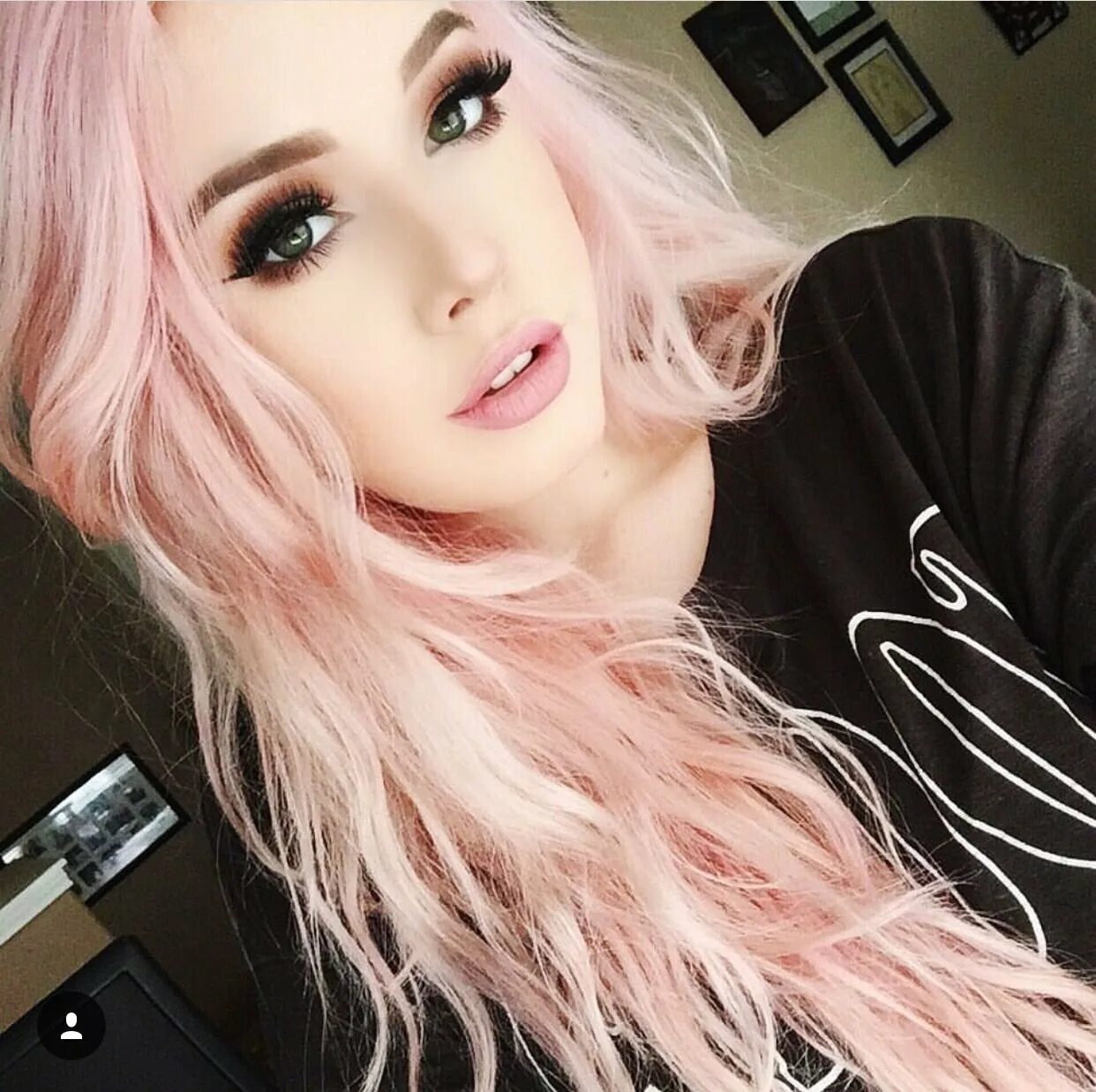 Жемчужно розовые волосы. Hailie Barber розовые. Hailie Barber Pastel Pink hair. Жемчужно розовый цвет волос.