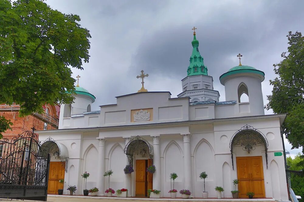 Свято троицкий курск. Свято-Троицкий монастырь Курск. Свято Троицкий женский монастырь Курск. Женский монастырь Курск на Максима Горького. Церковь Троицкого женского монастыря Курск.