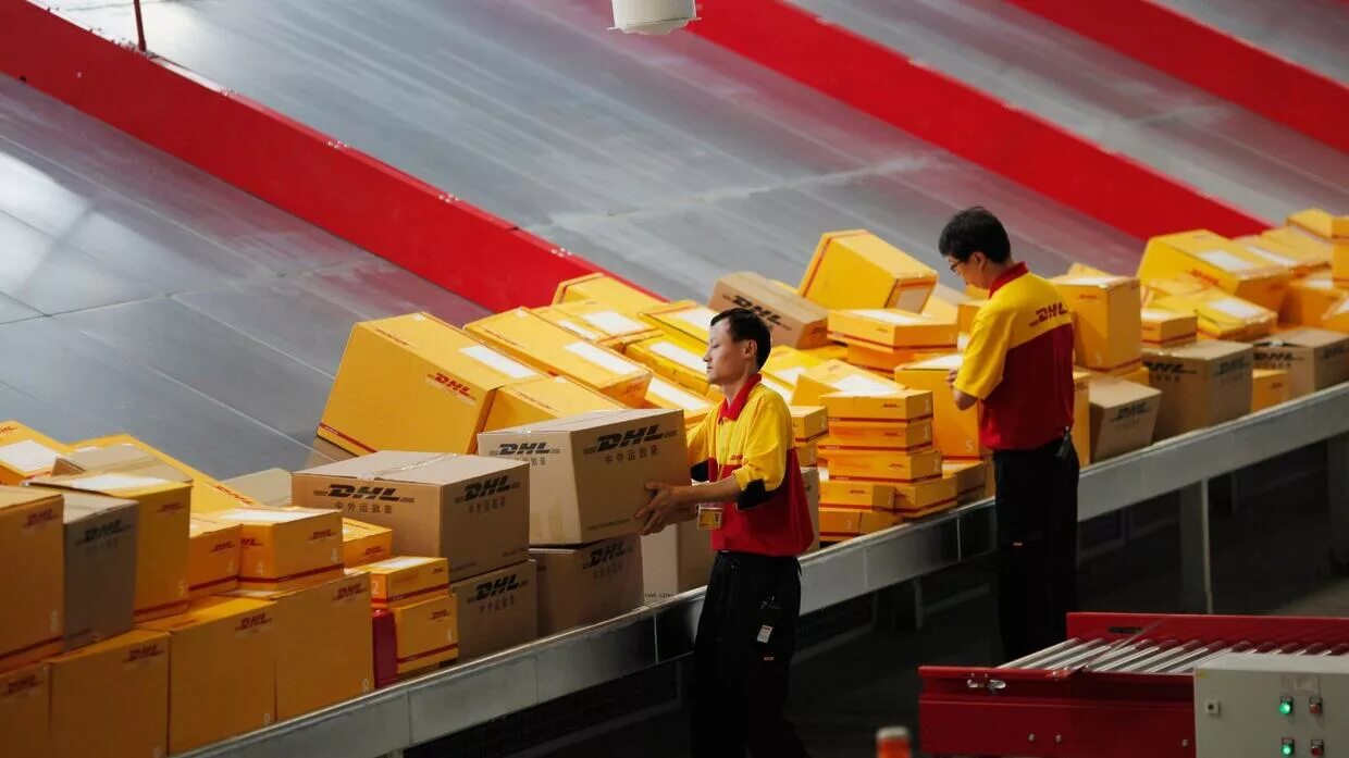Dhl авиаперевозки. Dhl грузовой самолет. Dhl. Форма курьера dhl. Dhl китай.