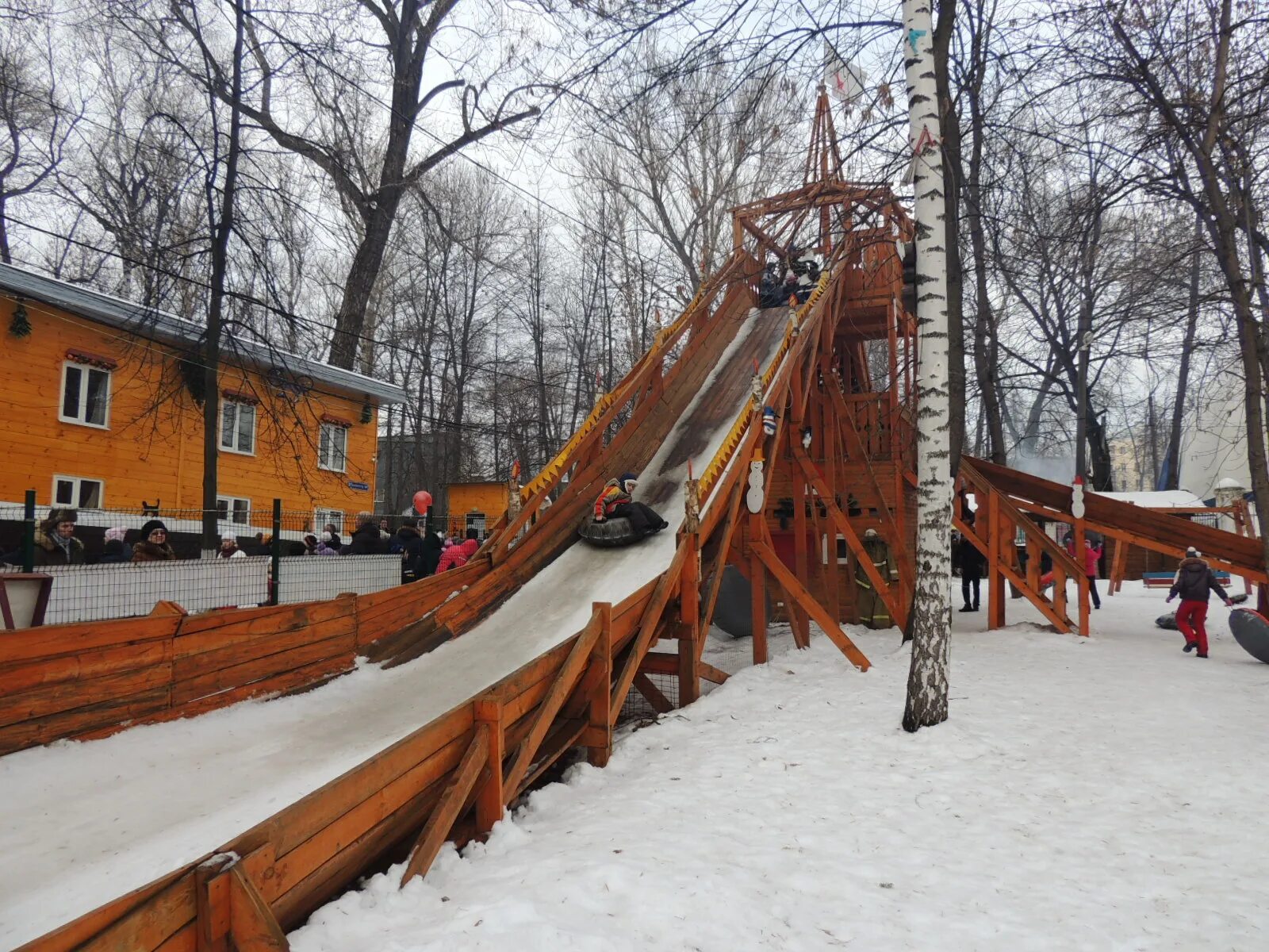 Каток парк 1 мая нижний. Парк 1 мая Нижний Новгород горки. Парк 1 мая Нижний Новгород каток. Зимние горки в Нижнем Новгороде парк 1 мая. Парк им 1 мая Нижний Новгород русские катальные горки.