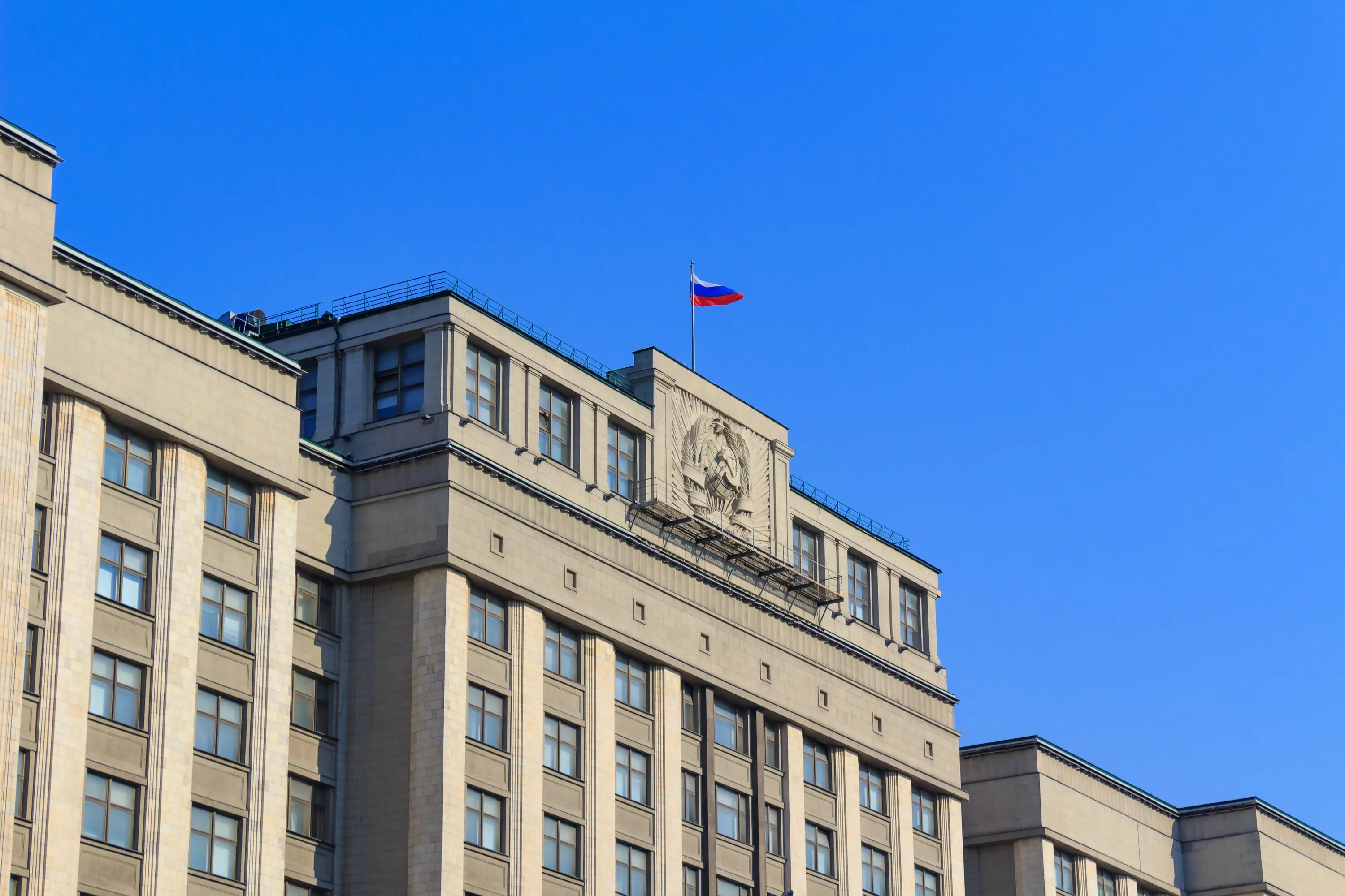 Многоэтажки небо. Фостер купол рейхстага. Заха хадид здание в бельгии. Дом правительства российской федерации и посольства сша. Над зданием.