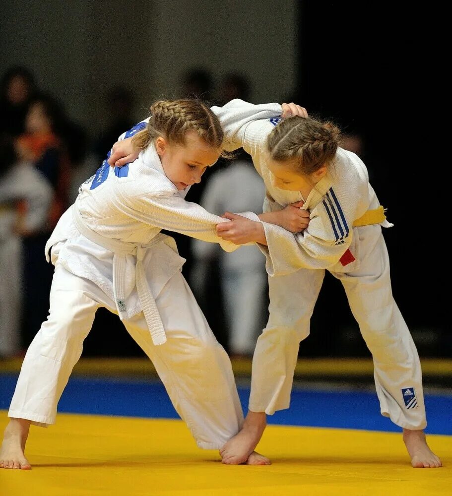 дети играют в настольные игры. игры для дошкольников. подготовка к школе. дети 5 6 лет занимаются. подготовка ребенка к школе.