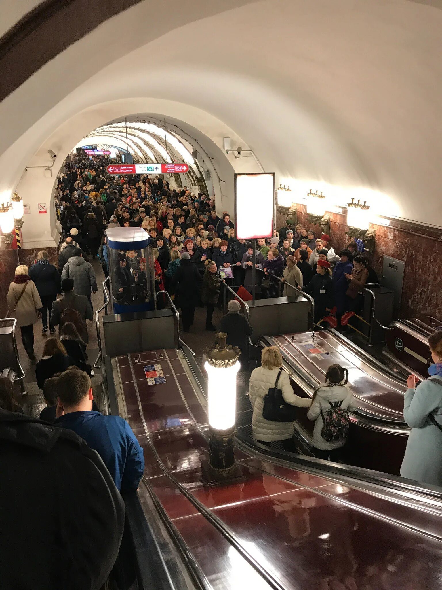Метро петербург сегодня. Станция метро площадь восстания санкт-петербург. станция метро площадь восстания. метро площадь восстания эскалатор. вестибюль метро площадь восстания.