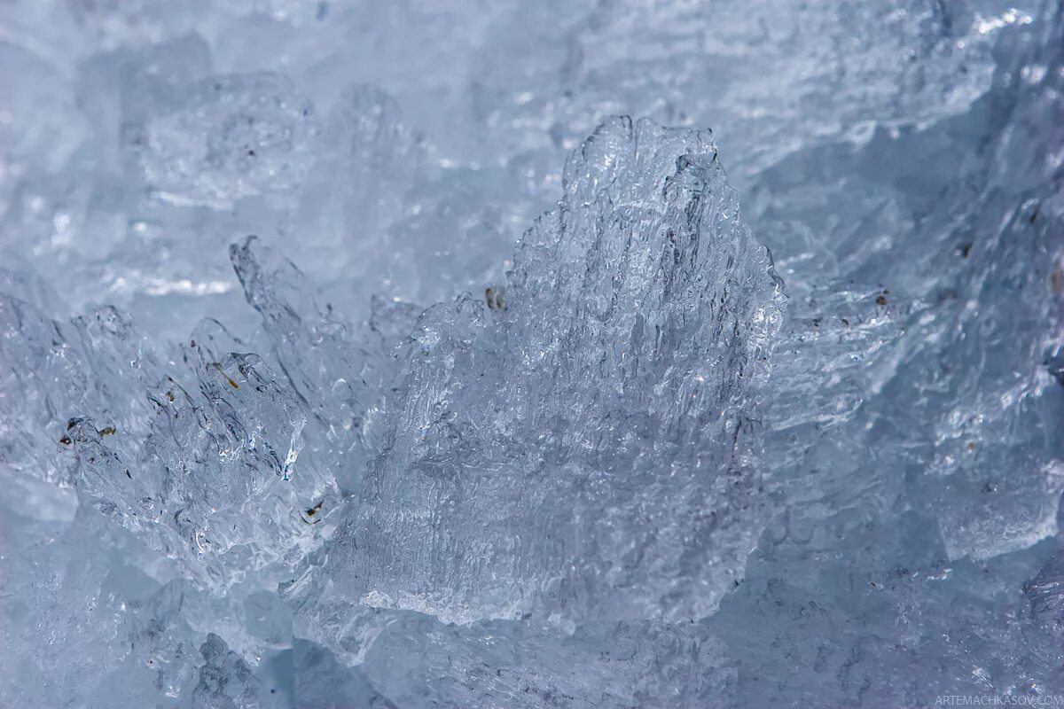 текстура льда. кусок льда. колотый лед. прозрачный лед. ледяная текстура.