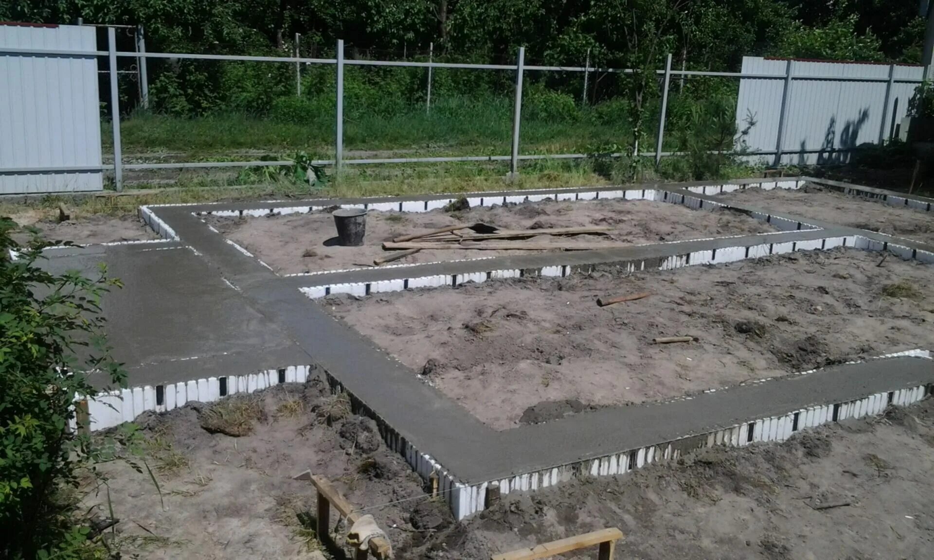 Фундамент для дома. Обустройство фундамента. дом из сип на ленточном фундаменте. фундамент на уровне земли. уровень фундамента.
