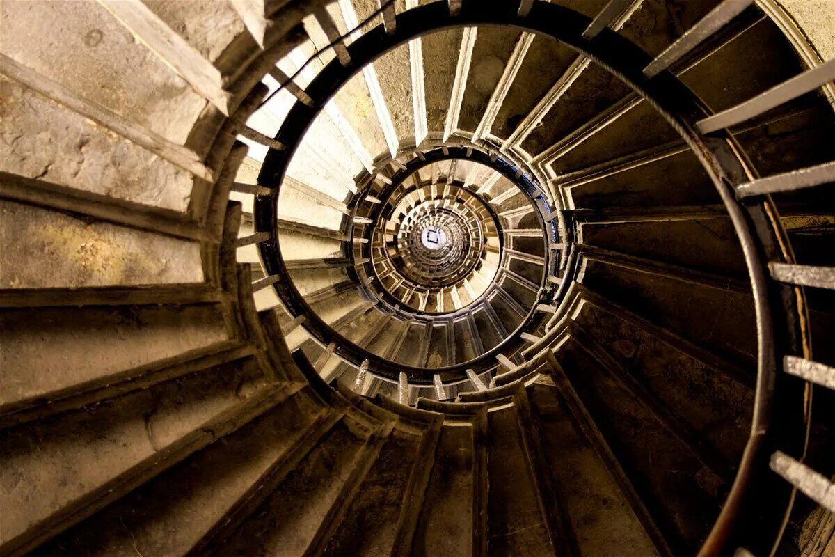 Биг бен внутри башни. Биг бен внутри лестница. Винтовая лестница в средневековом замке. Спиральная лестница в замке. Винтовая лестница в башне.