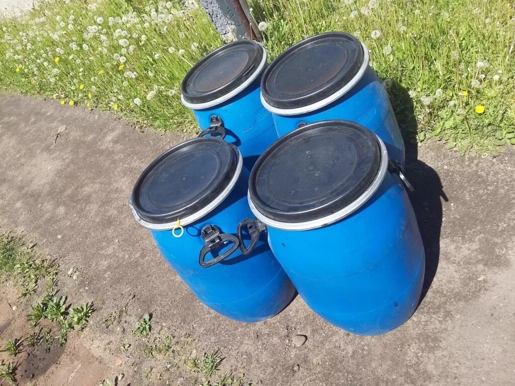 Бочка стальная оцинкованная бсо 1-200. Бочка для бензина 100 литров. Бочка металлическая 200 литров. Бочка пластиковая 65 литров. Синяя бочка 200 литров.