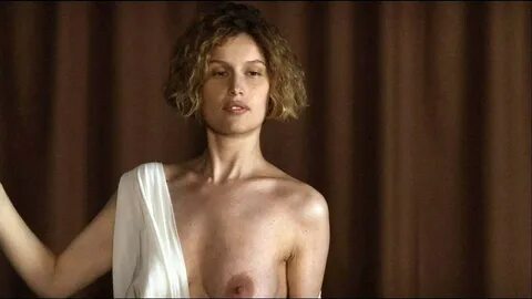 payudara telanjang Laetitia casta. 