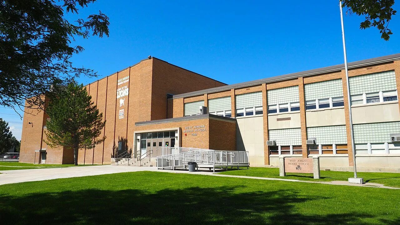 Styles middle school. Gyerim middle school школа. Мидл скул. Yongho middle school. Среднее образование в сша.