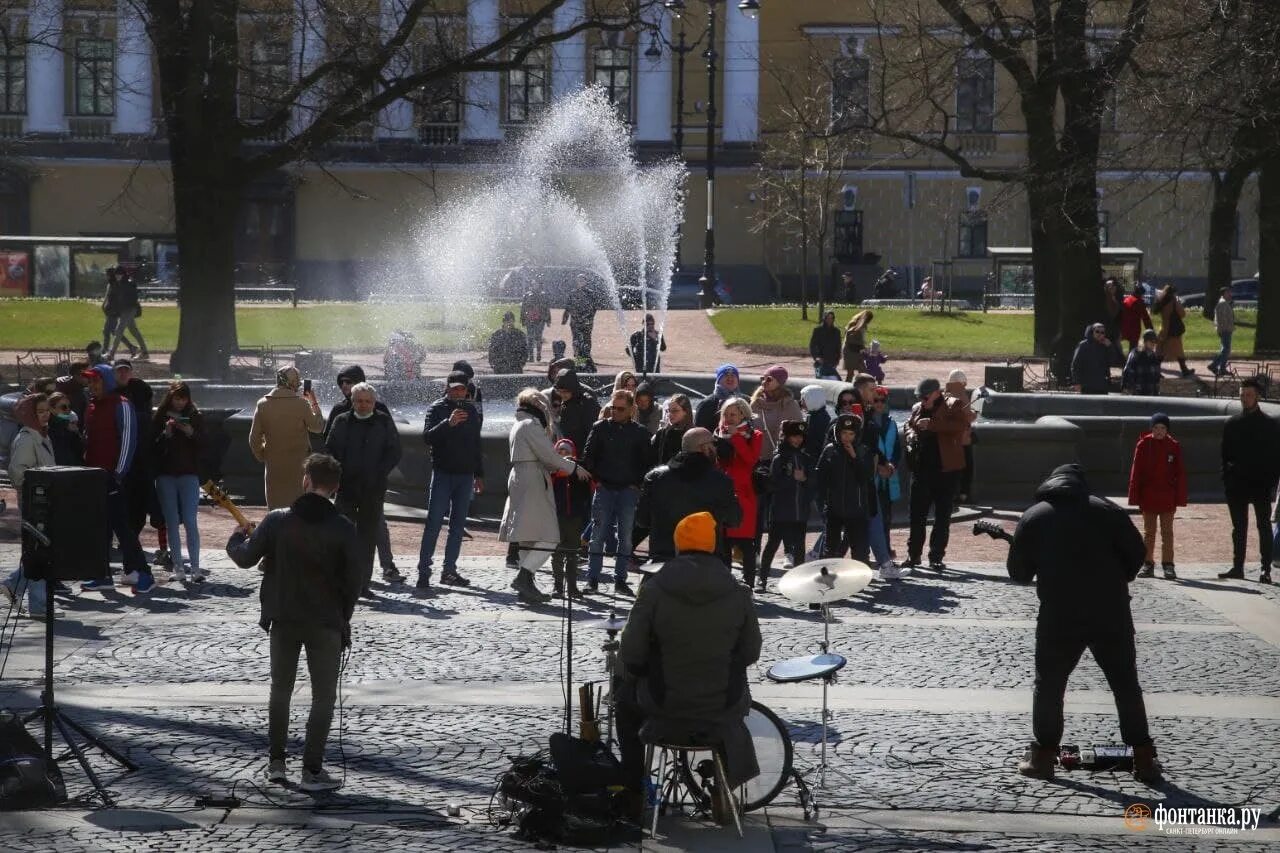 Хлопки в петербурге сегодня. Питер на 1 мая 2021. Фото в Питере сегодня 1 мая. Улица первого мая СПБ. В Санкт Петербург на 1 мая реклама.