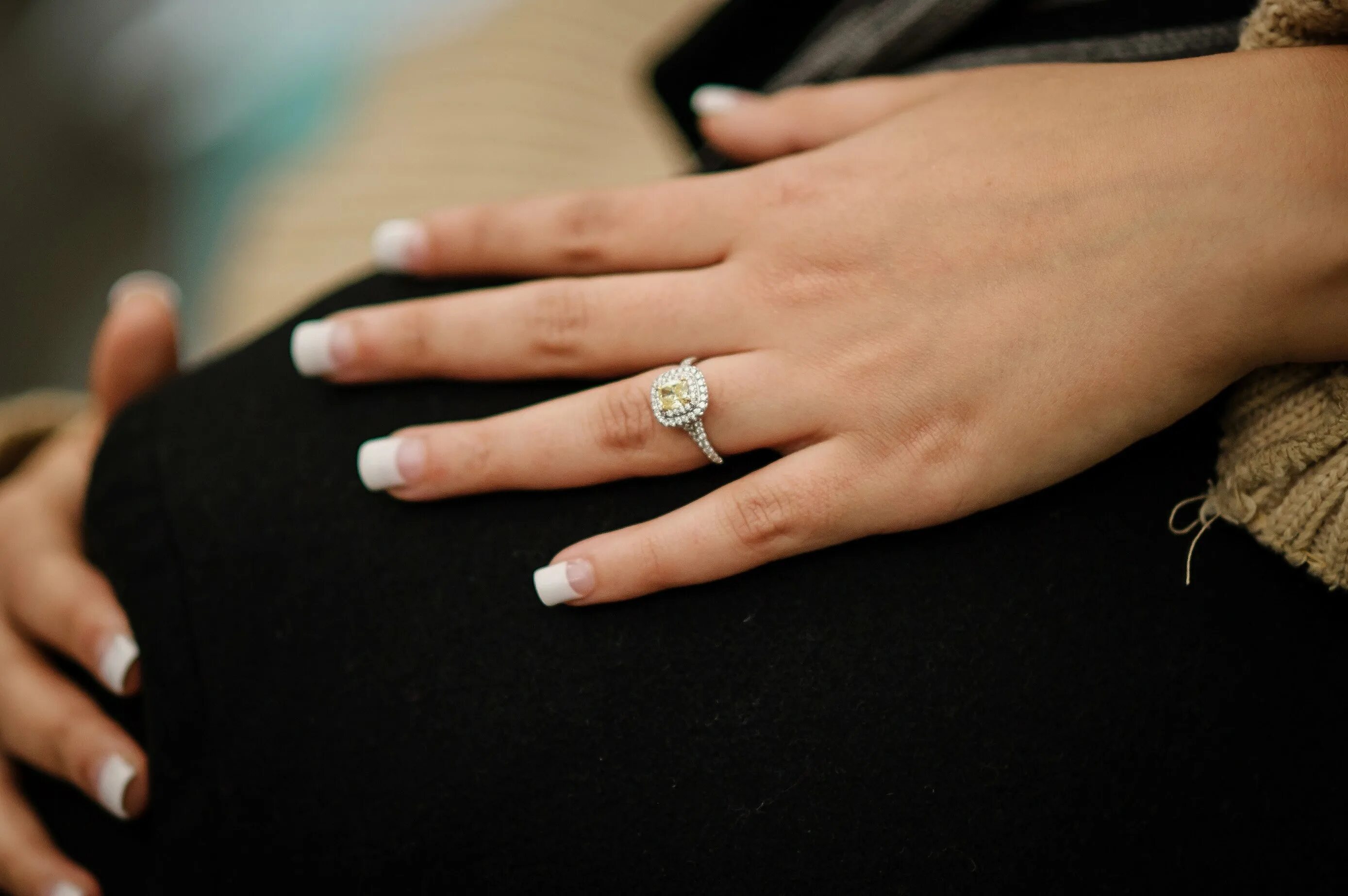 Красивое кольцо на палец. Помолвочное кольцо на руке. Красивые обручальные кольца на руках. Кольцо с бриллиантом на руке. Кольцо на руке девушки.
