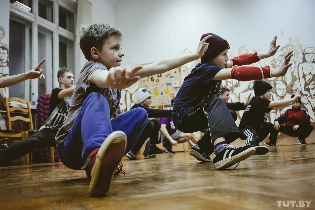 Школа брейк данса. Школа танцев брейк данс. Брейк данс дети. Уличные танцы дети. Дети танцуют брейк данс.