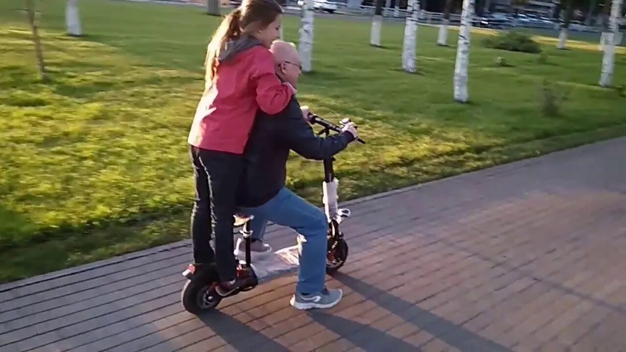 Гироскутер самокат электрический. Можно ли ехать вдвоем на электросамокате. Вдвоем на электросамокате. Можно ли ехать вдвоем на электросамокате. Вдвоем на самокате.