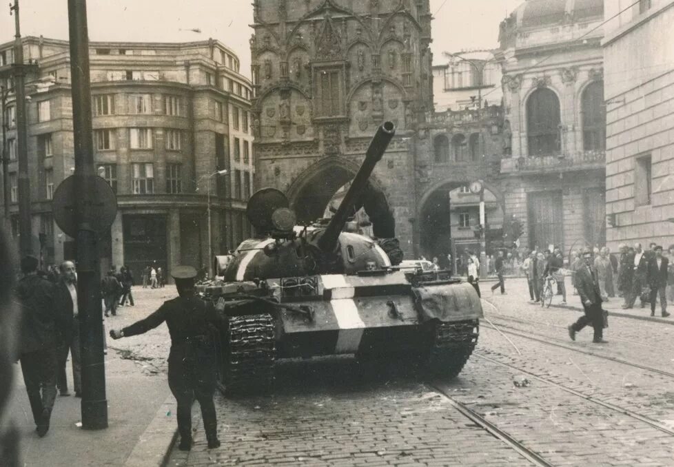 Ввод войск в Чехословакию 1968. Советские войска в Праге Чехословакия 1968. Прага август 1968. Танки в Праге 1968.