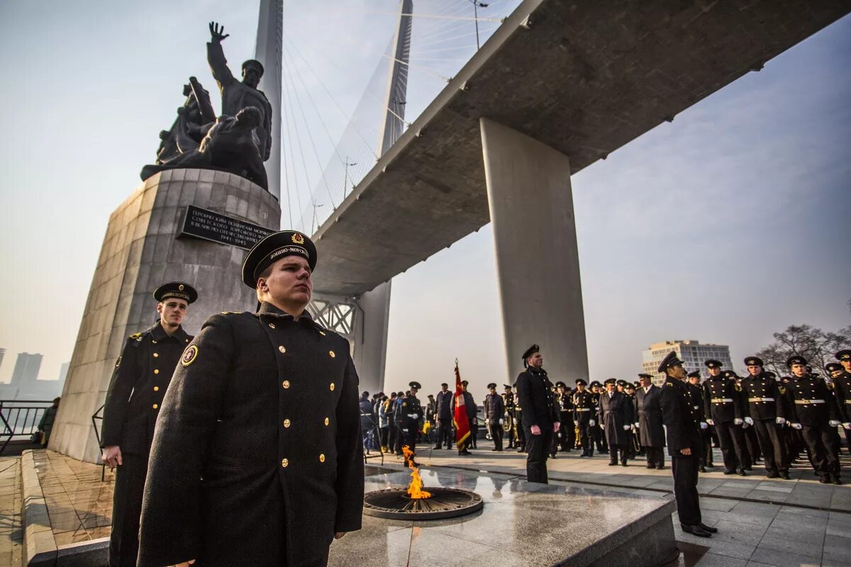 Памятники во Владивостоке морякам торгового флота во Владивостоке. Памятник морякам торгового флота ВОВ Владивосток. Памятник героям тихоокеанцам Владивосток. Памятник погибшим морякам торгового флота во Владивостоке. Морякам торгового флота