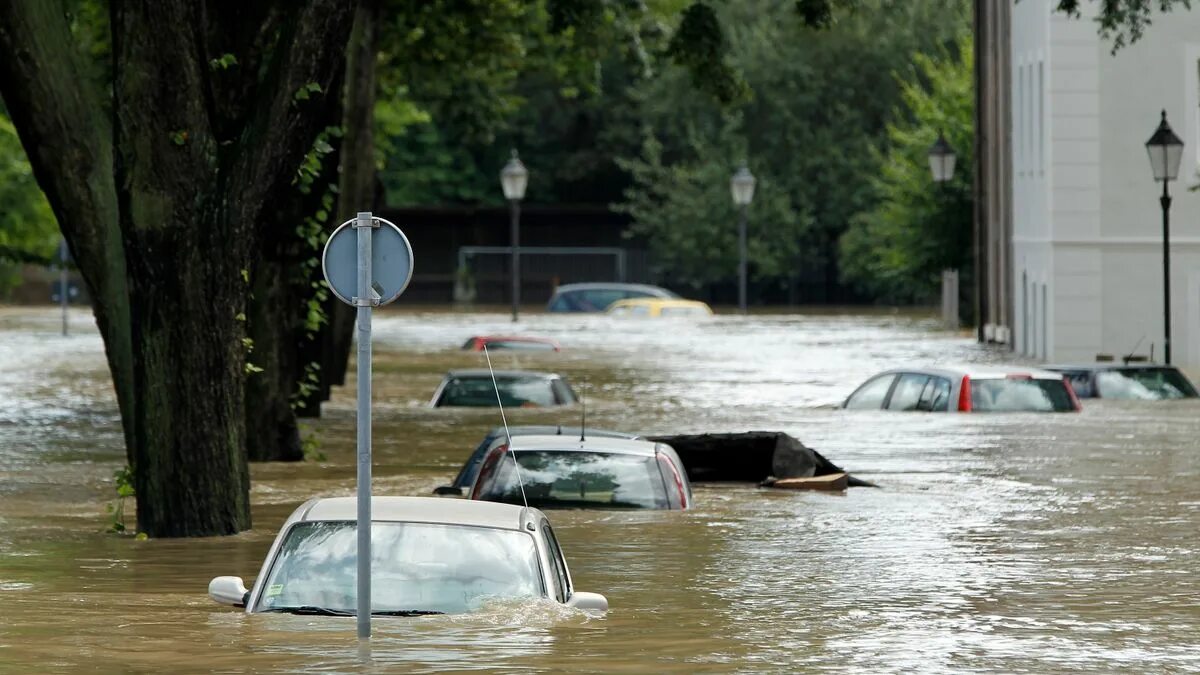 Города где наводнение. Наводнение. Наводнения на побережье моря. Наводнения в России. Наводнение машины.
