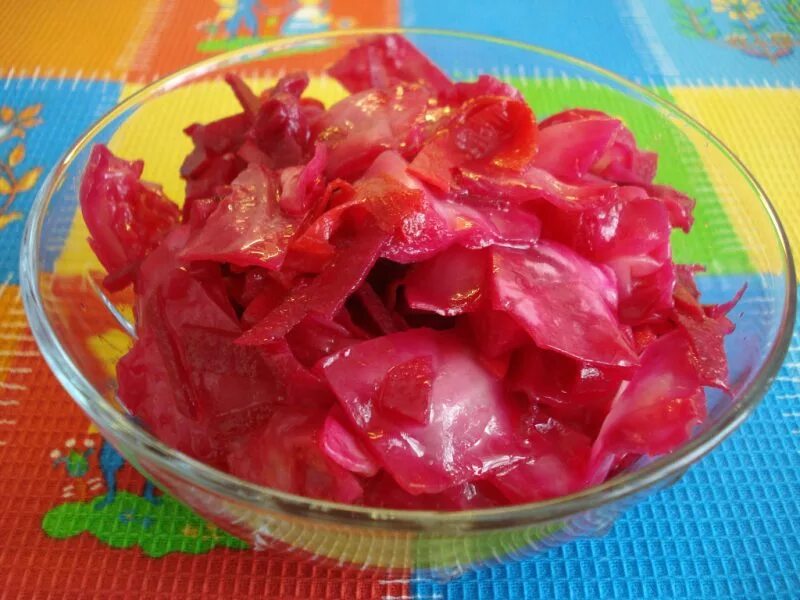 Грузинская капуста со свеклой. Красная квашеная капуста. Капуста с свеклой острая по грузински. Капуста по корейски со свеклой. Картинка капусты по грузински.