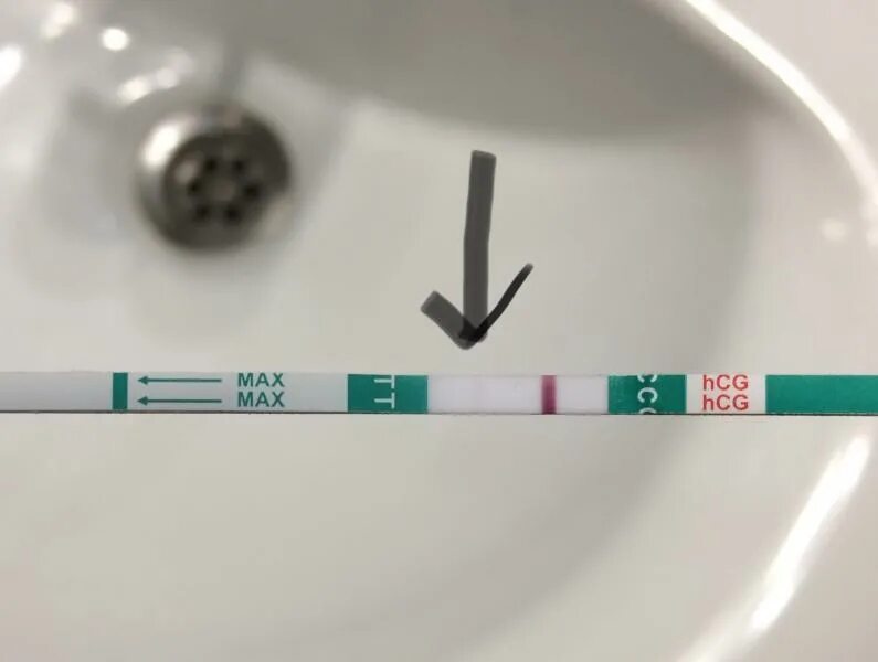 Вторая полоска на тесте. Еле заметная вторая полоска на тесте на беременность. Тест на беременность слабая полоска. Еле видная вторая полоска на тесте.