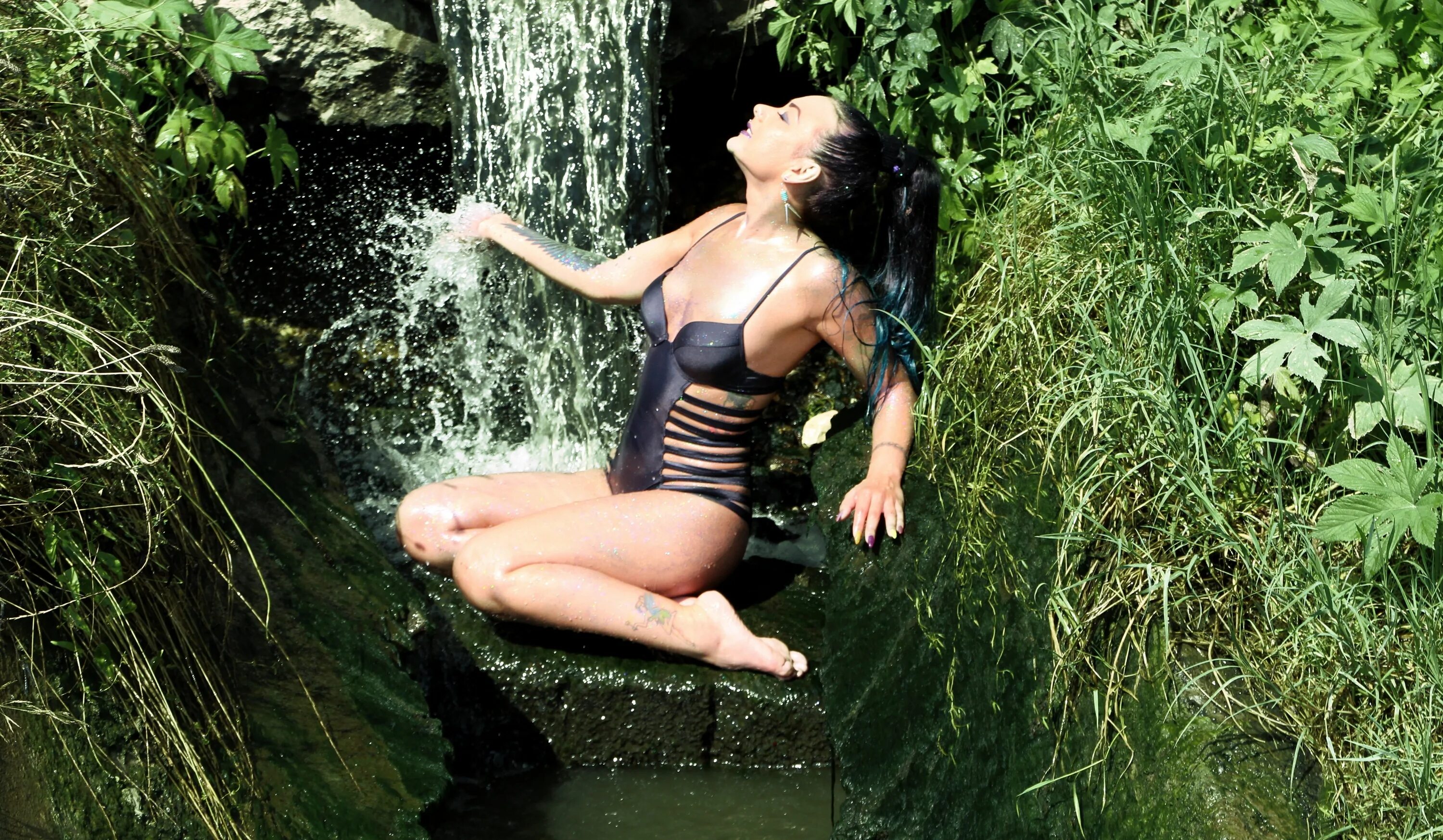 Девушка вода природа. Красивые девушки в джунглях. Красивая женщина на природе купается. В купальнике в лесу. Купания на природе